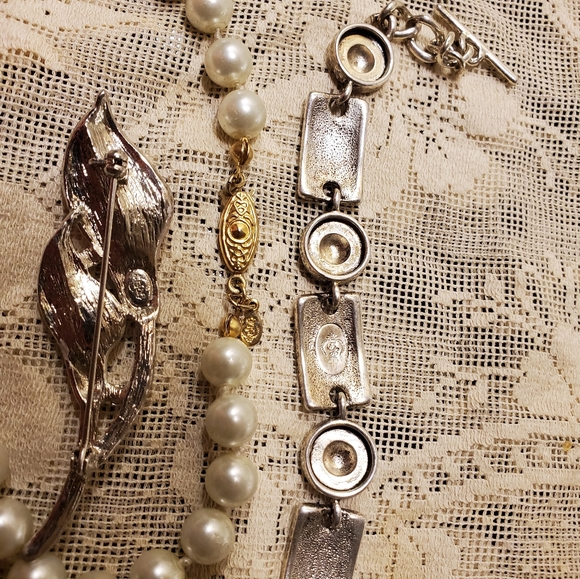 8 pc lot Vintage 90s Gold Premiere Collection Jewelry Brooch Pearl Bracelet y2k - Picture 11 of 11